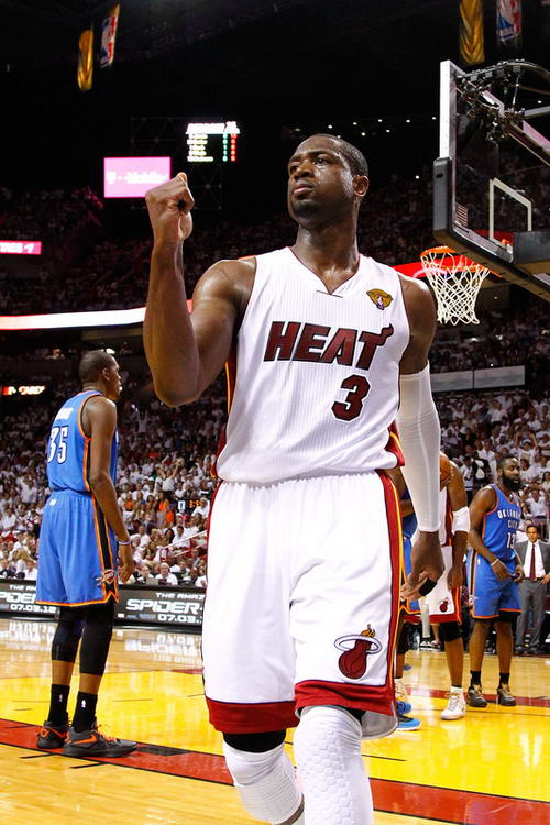 英超半场：阿德利、亚当斯破门，伯恩茅斯暂2-1桑德兰（英超半场战报：阿德利、亚当斯建功，伯恩茅斯暂以2-1领先桑德兰）