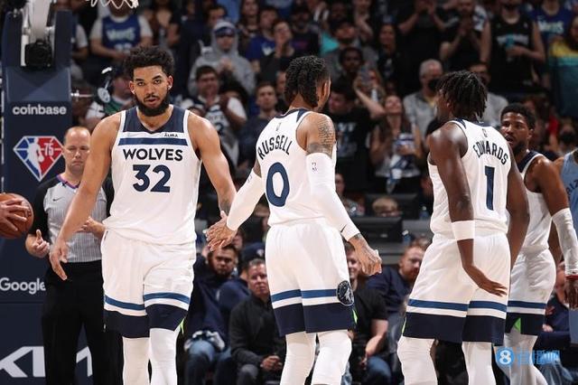 篮球湖人球迷制作大型海报欢迎队内新援（湖人球迷以巨幅海报欢迎新援加盟）