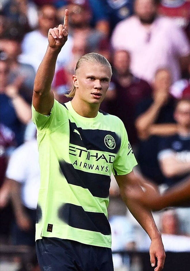 布朗本赛季第13次砍下30+，上赛季含季后赛仅10次（布朗本季30+已达13场，上季含季后赛才10场）