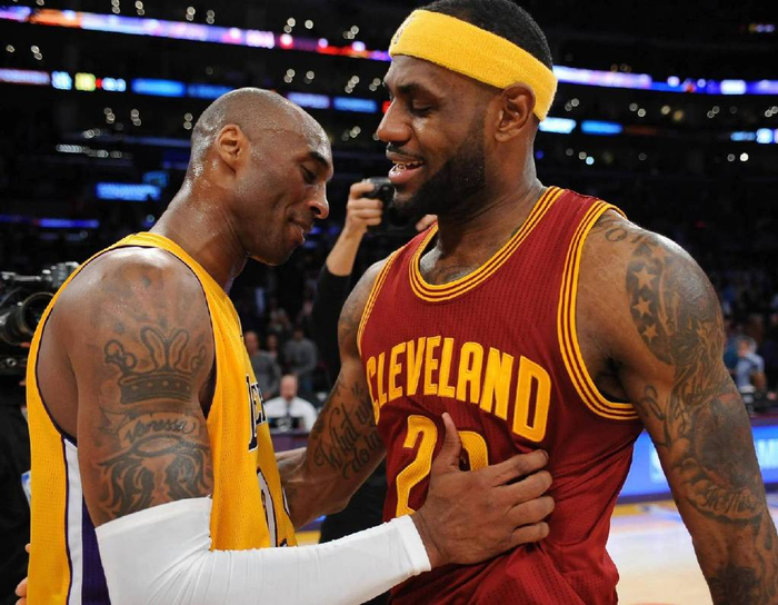 甘超对阿奇姆彭做闭嘴手势，钟义浩扳平比分后做同样手势回击（甘超向阿奇姆彭做闭嘴手势，钟义浩扳平后用同样动作回应）